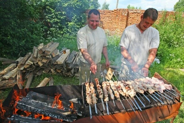 Россиянки начали нанимать мужчин для жарки шашлыка.  Всё началось с объявления мужа на час в интерне