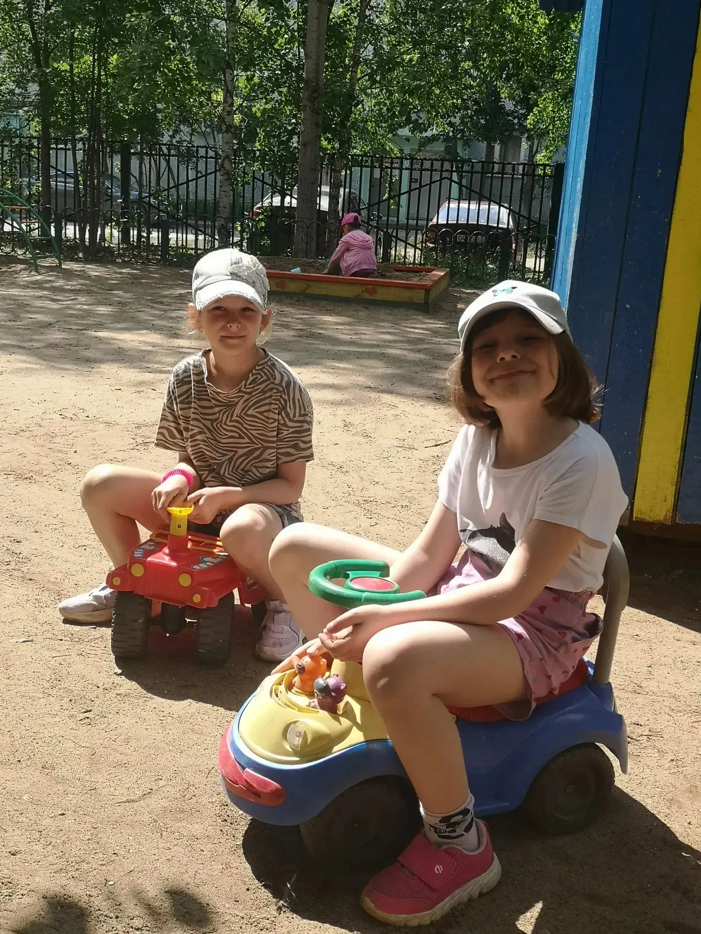 🌳 Навстречу солнцу: 🌞 как проходят летние прогулки у наших ребят. 
Лето в детском саду — это мален