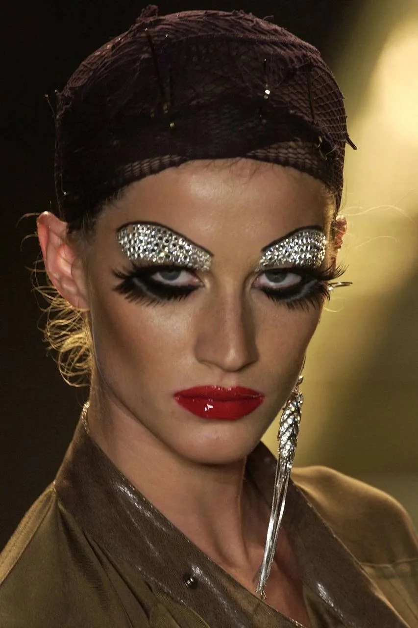 Наткнулась на эти бьютики с показа Dior 2003 и опять расстроилась из-за новости про Джо...