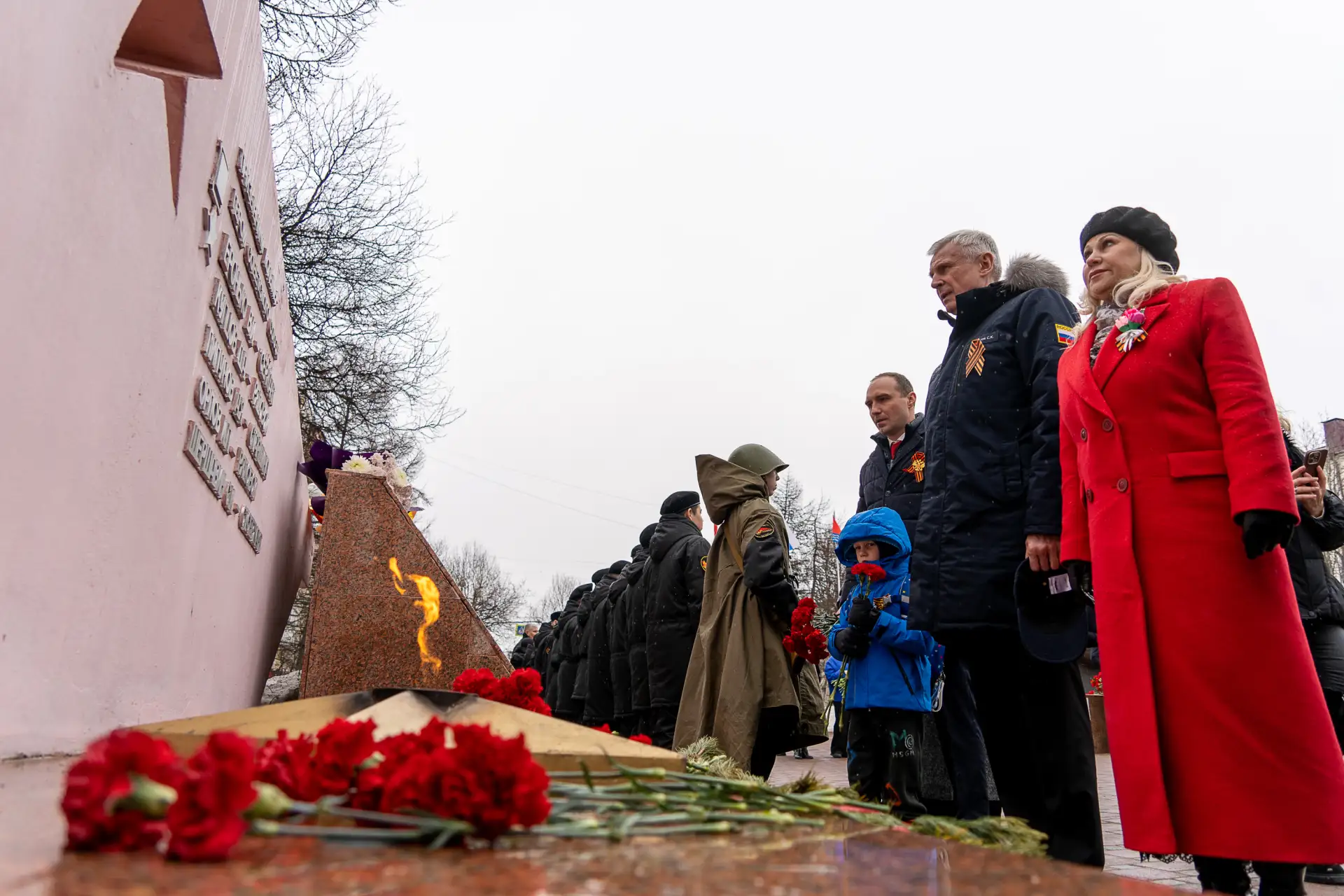 Торжественные и памятные мероприятия прошли в Магадане 8 мая  В них участвовал губернатор Сергей Нос