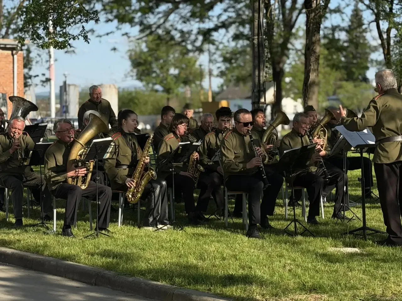 В этот великий праздник — День Победы — Абинский сквер наполнился звуками живой музыки.