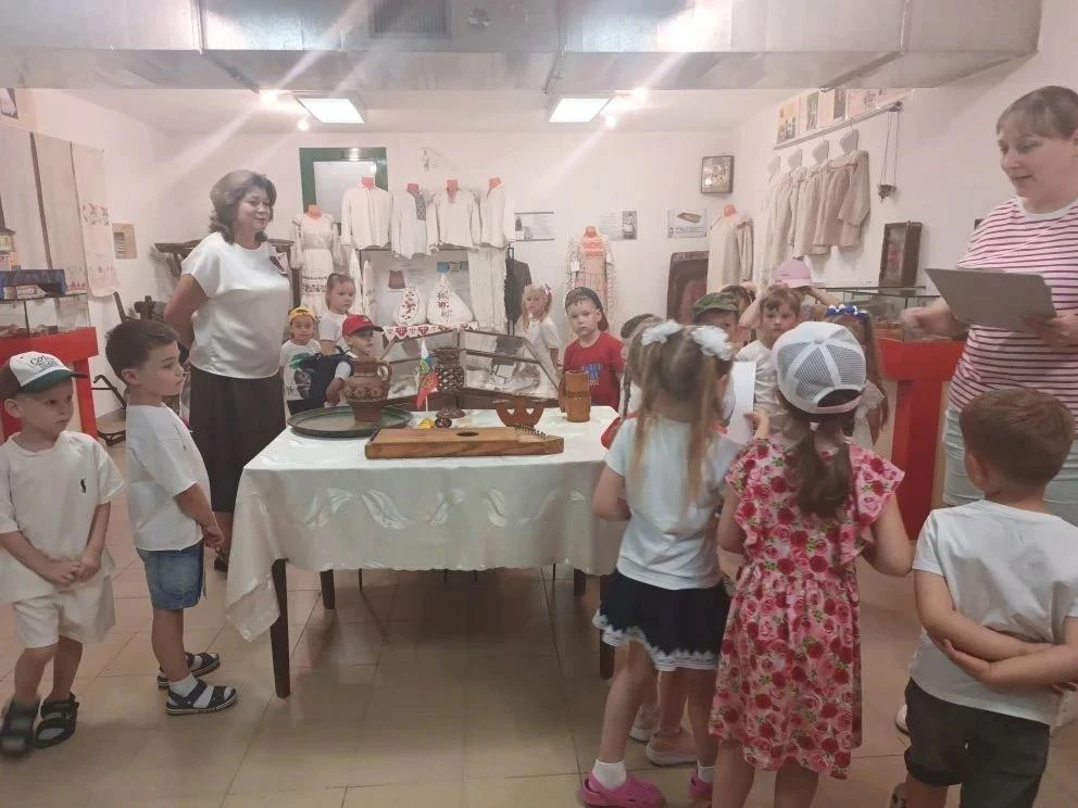 С любовью к Родине!♥️ 
Накануне Дня России🇷🇺 наши воспитанники побывали на экскурсии в музее. Ребя