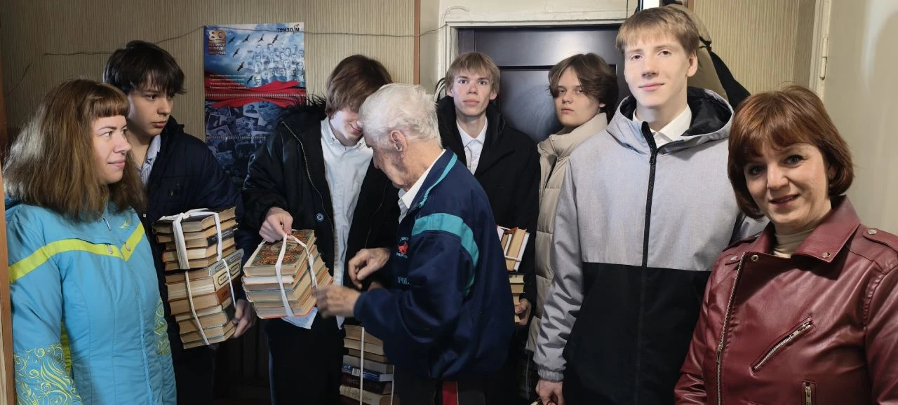 🏫Ученики  10 «А» класса побывали в гостях у Бориса Васильевича Шапошникова — ветерана Великой Отечес