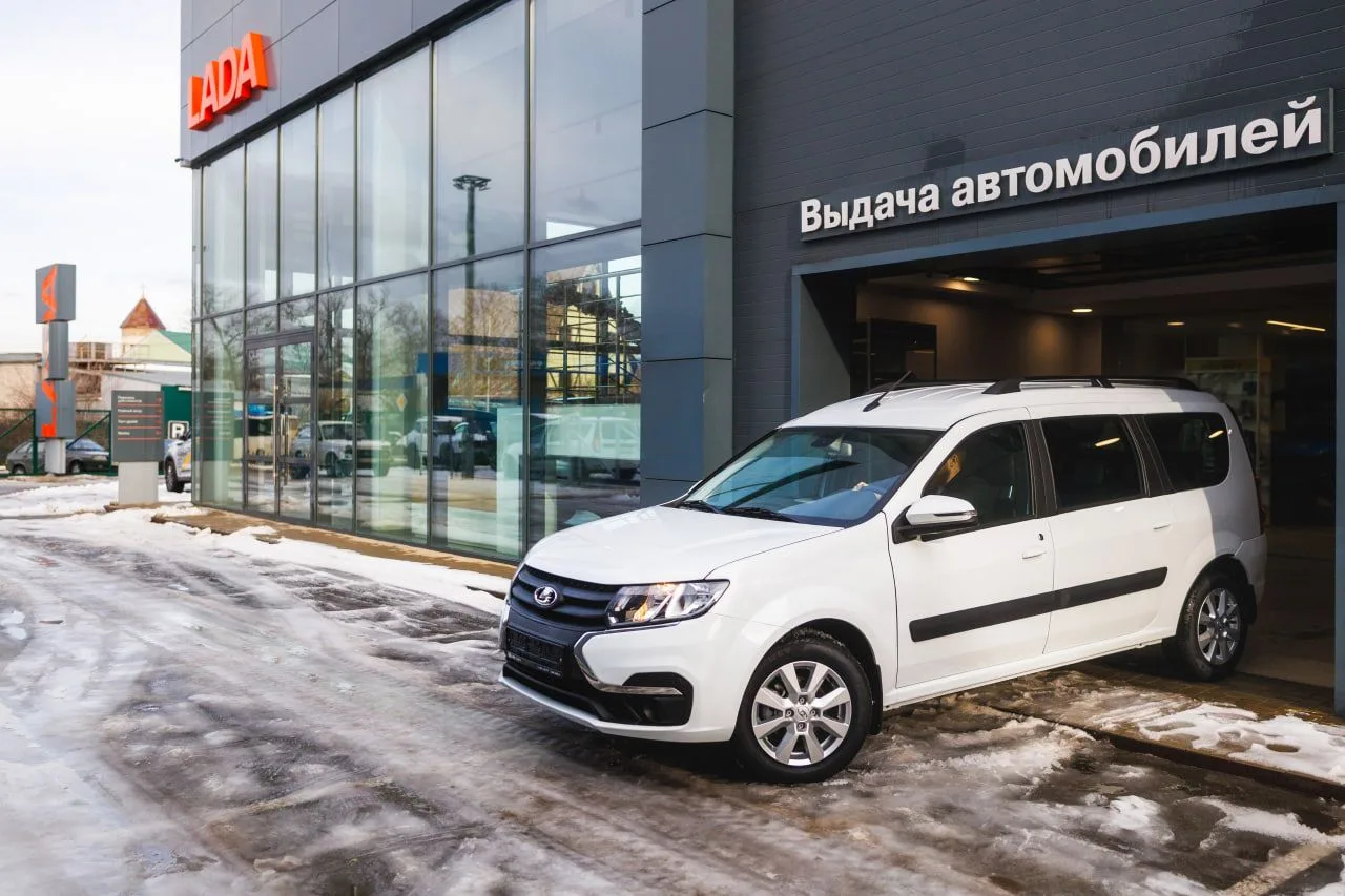 Первый пошёл: автомобиль как новая соцгарантия семьям   ⚡️ ГК «Дело» начала вручение 7-местных автом
