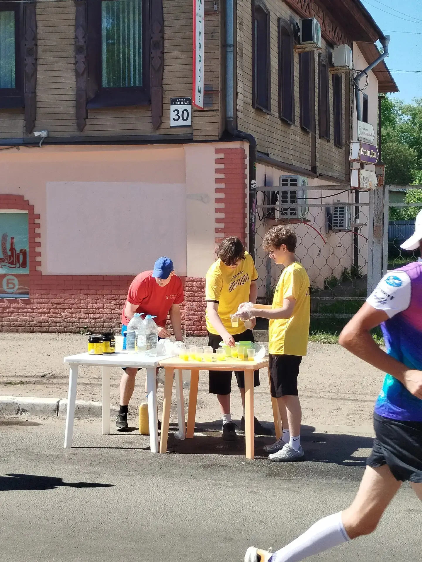 🏃‍♂️ Когда город бежит — наши ребята рядом!

📌 12 июня, в День России, Кострома встала на беговые 