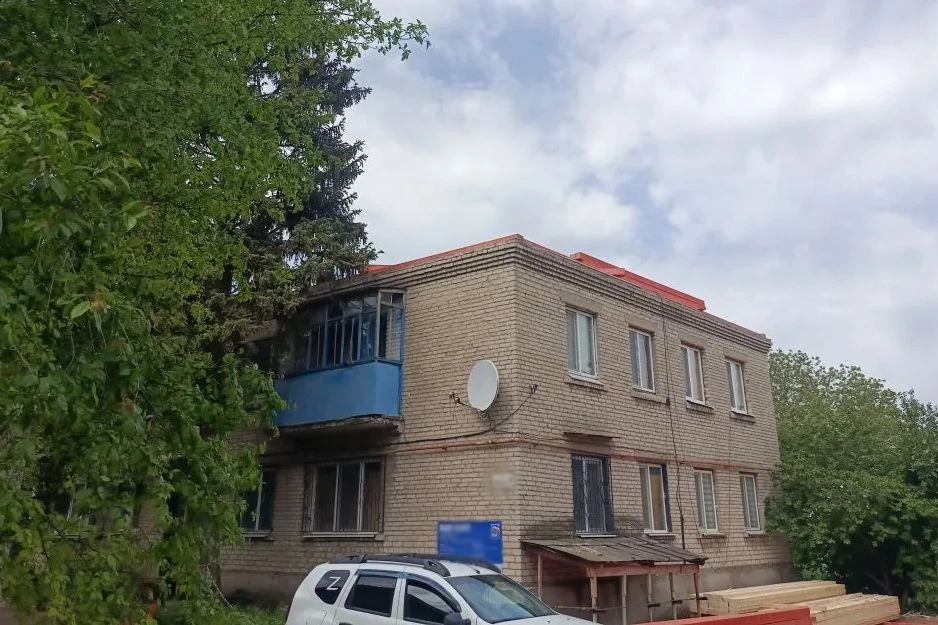 Липецкие строители собирают новую стропильную систему на крыше многоквартирного дома на...