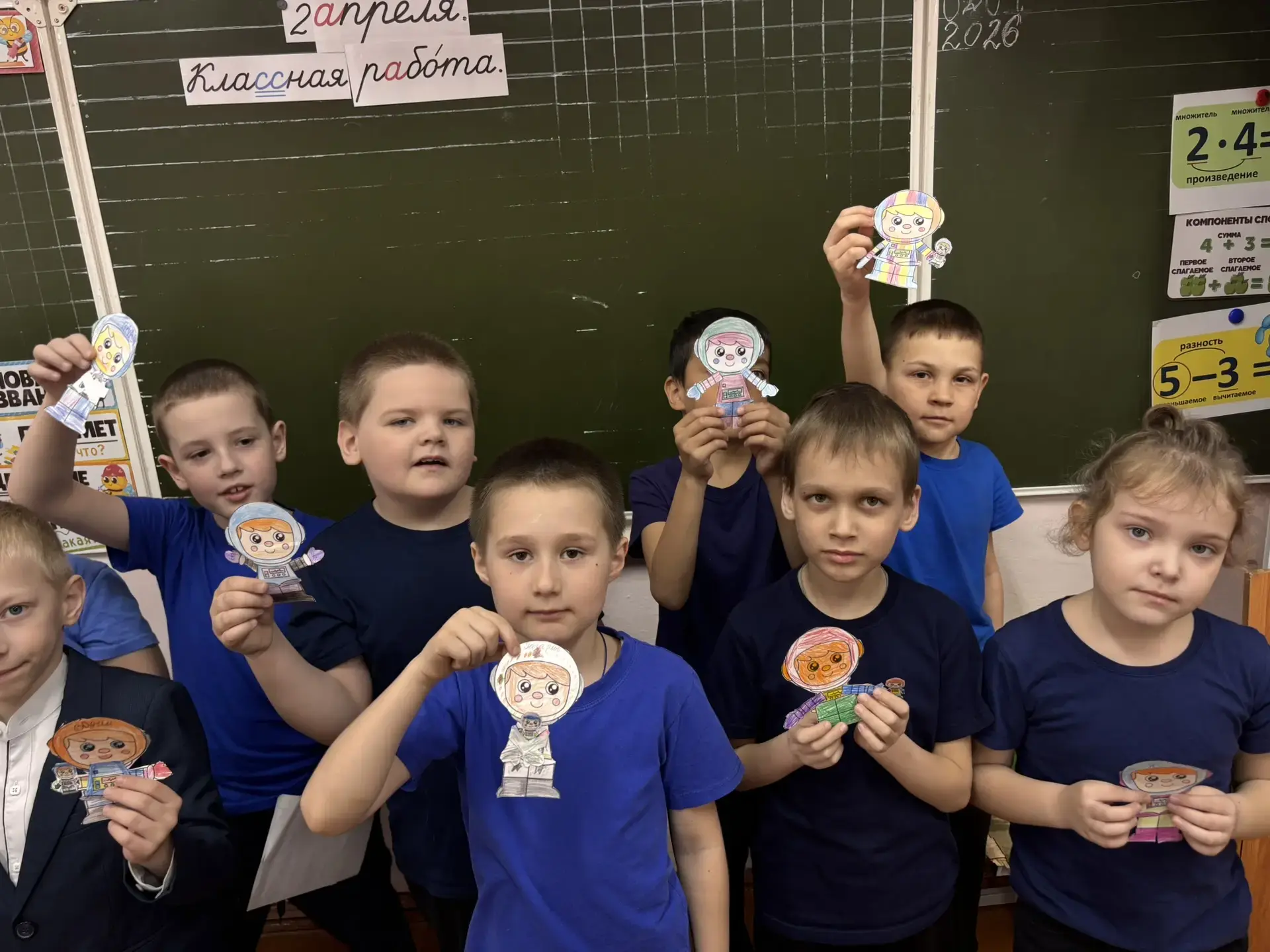 В День космонавтики в 1 «Б» классе было по-настоящему звёздно! Ребята с большим интересом мастерили 