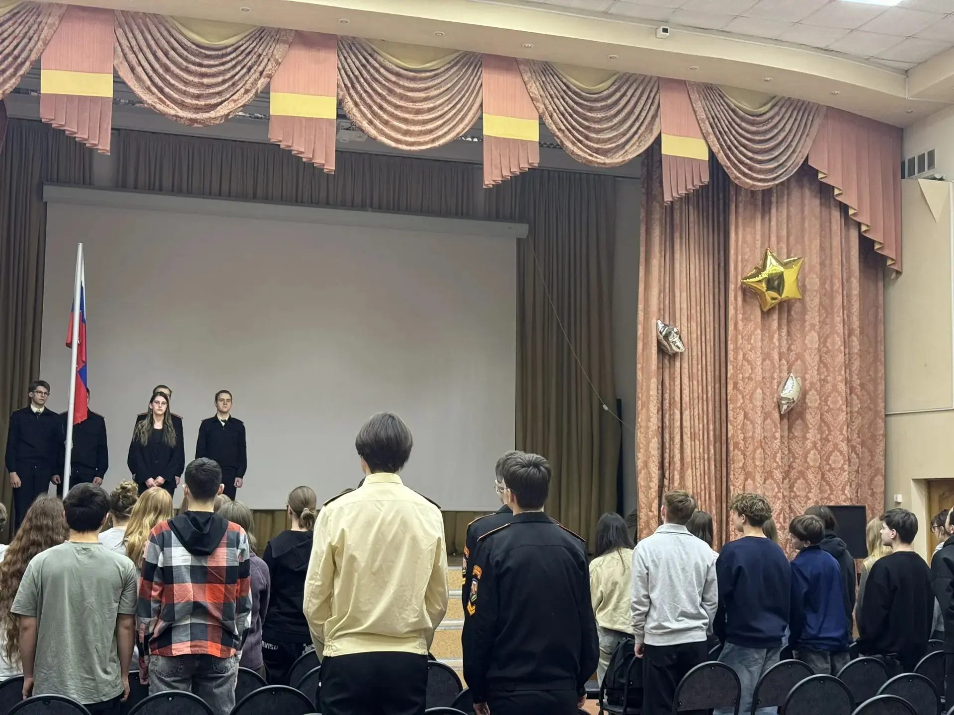 🇷🇺 Начало недели с главного символа страны  🙌🏻В понедельник наша школа по доброй традиции открыла уч