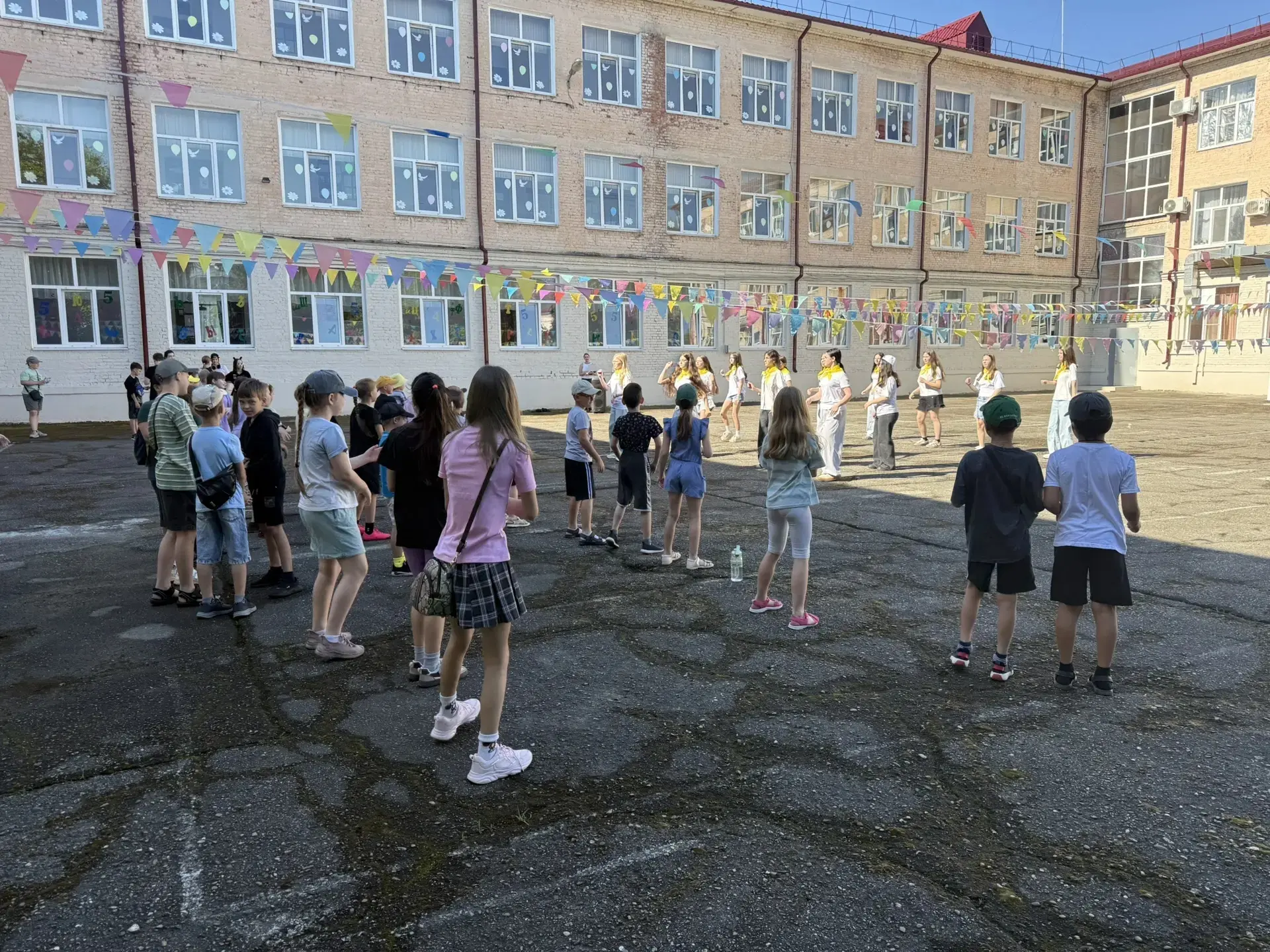 Утро новой недели в лагере "Василëк" началось бодрой и энергичной зарядки