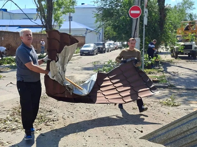 Спецтехника, бензопилы и тысячи рук: Новочеркасск восстанавливают после урагана

Глава администрации