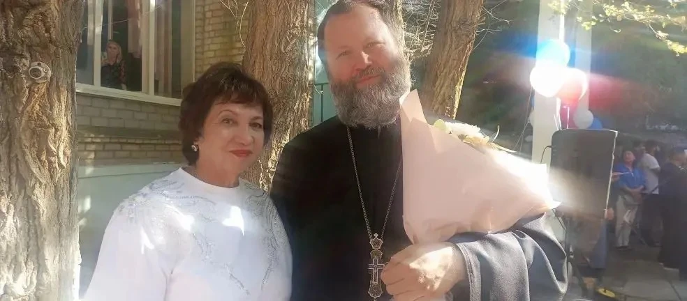 В День знаний протоиерей Николай Студеньков принял участие в линейке в МБОУ СОШ №18.