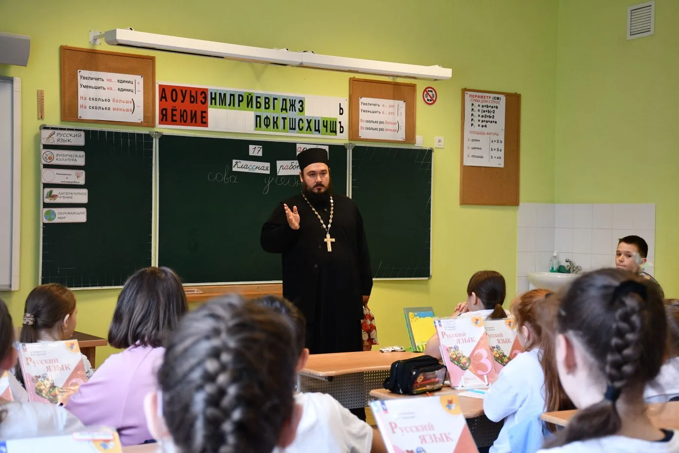 📍Пасхальная встреча учащихся 3 классов с настоятелем храма