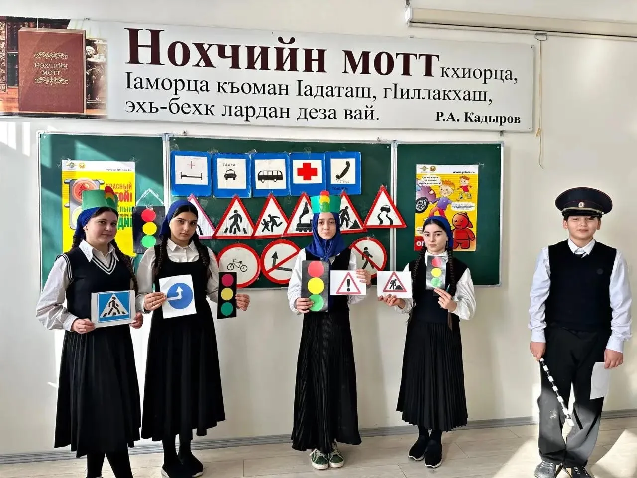 В 6 «А» классе был проведён классный час на тему «Как вести себя при дорожно-транспортном происшеств