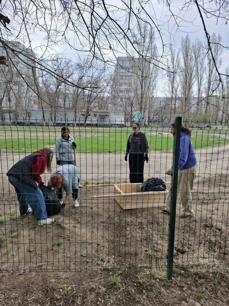 Никакая прохлада и ветер не помешали сегодня педагогам, родителям и ученикам выйти на субботник🫡 с к