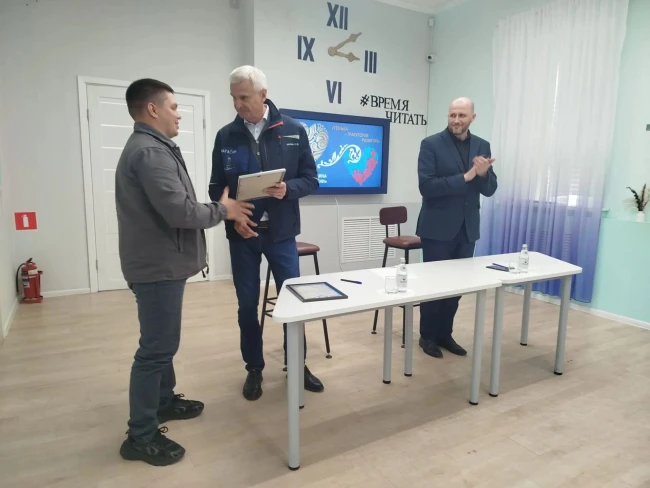 Губернатор Сергей Носов вручил жителю Усть-Омчуга Александру Ефимову благодарность за п...