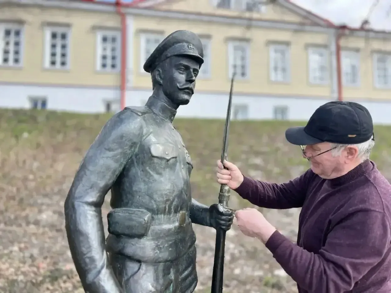 📍 Штык на памятнике солдату Первой мировой войны восстановлен – новый прочный элемент надежно закреп