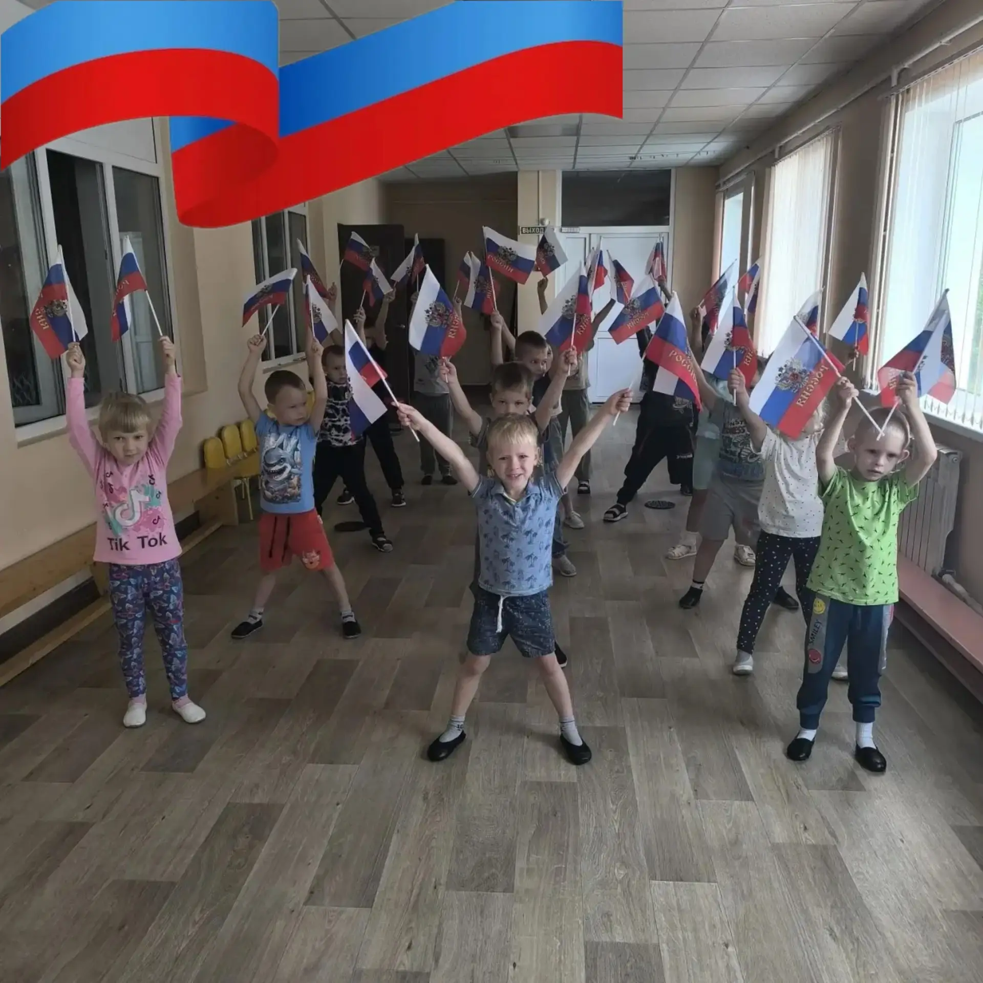 🇷🇺В преддверии Дня Государственного флага России утро в детском саду началось с торже...