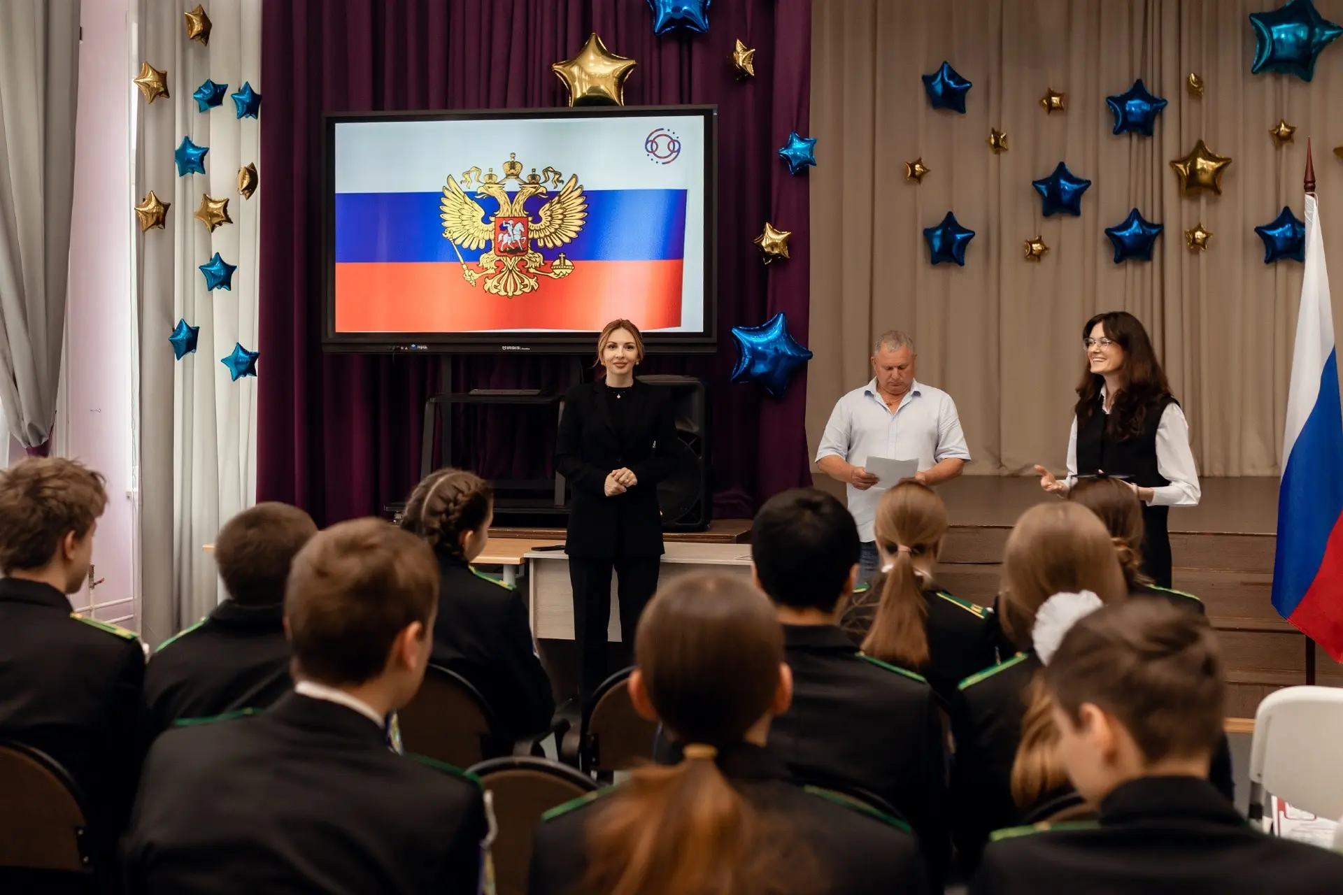 ⭐️Сегодня стартовала последняя неделя перед каникулами — с традиционной церемонии выноса флага под г