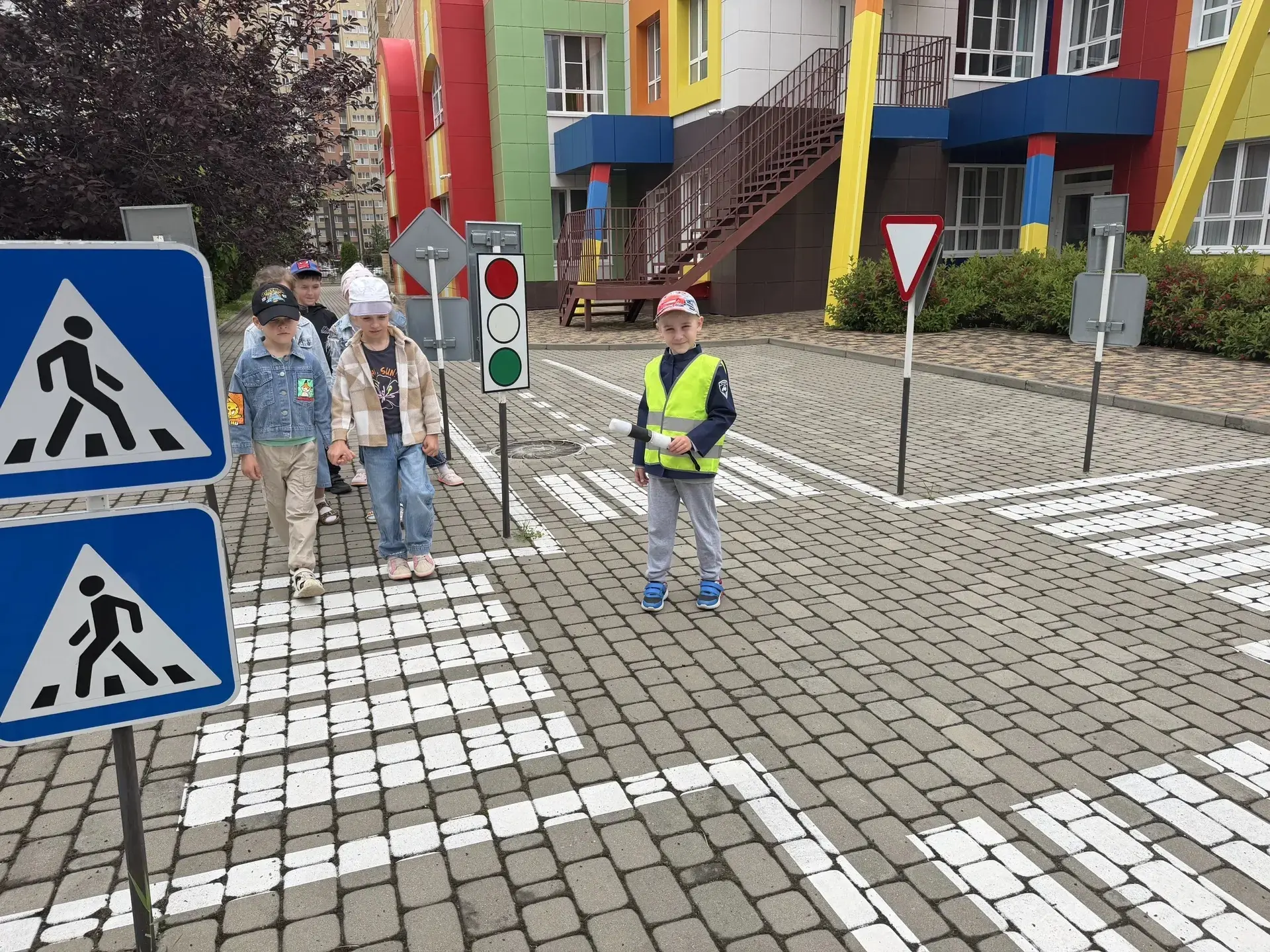 Неделя ПДД в детском саду 
Обучение детей дошкольного возраста правилам дорожного движения (ПДД) явл