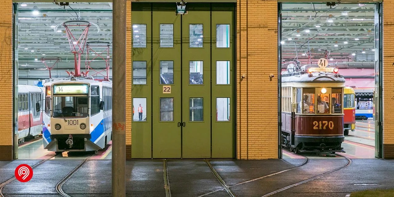 🚋 Исторические трамваи проехали по ночным улицам столицы. Смотрите, как это красиво!