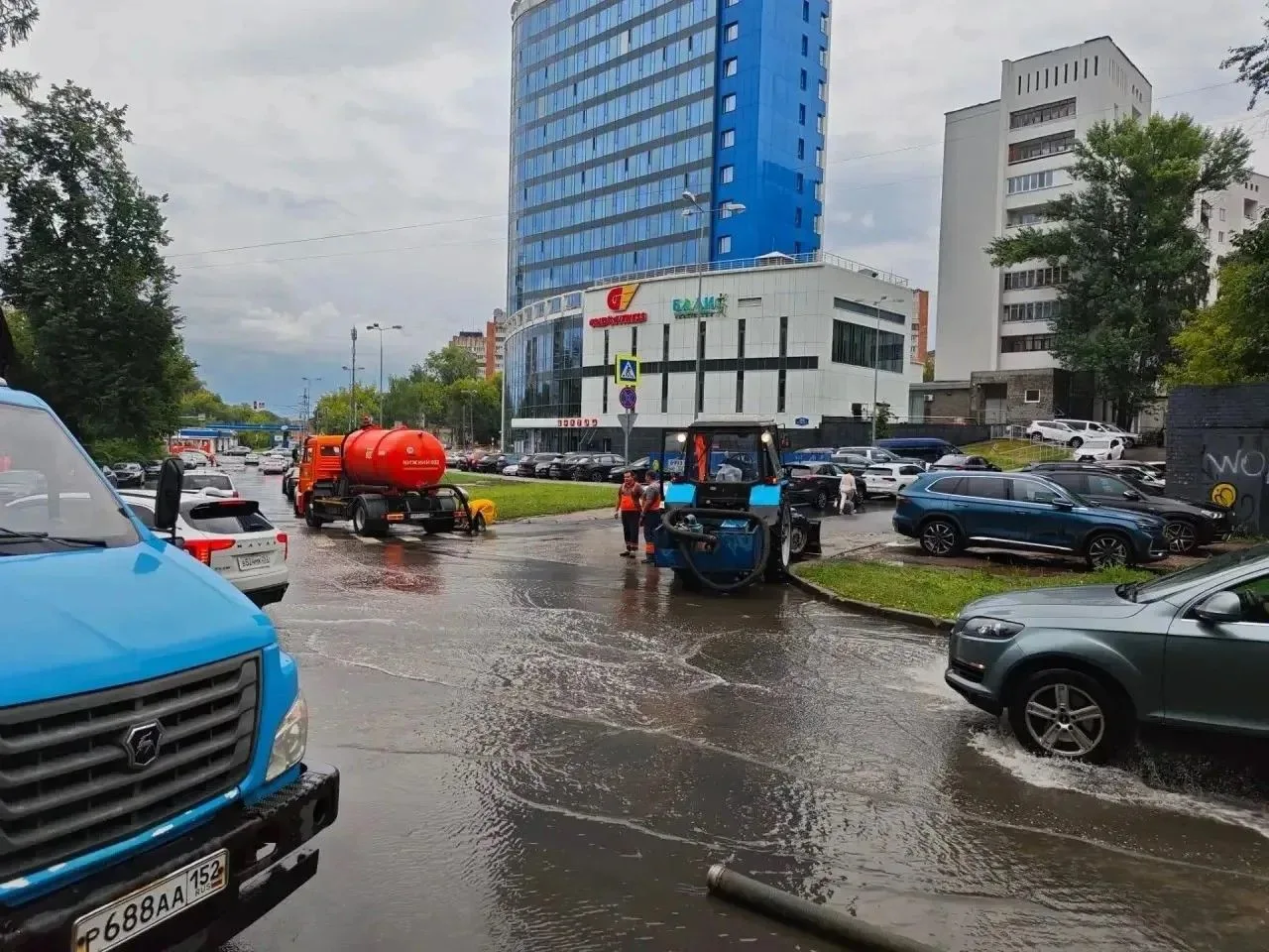 Помогаем городским службам ликвидировать последствия мощного ливня, обрушившегося сегодня на Нижний 