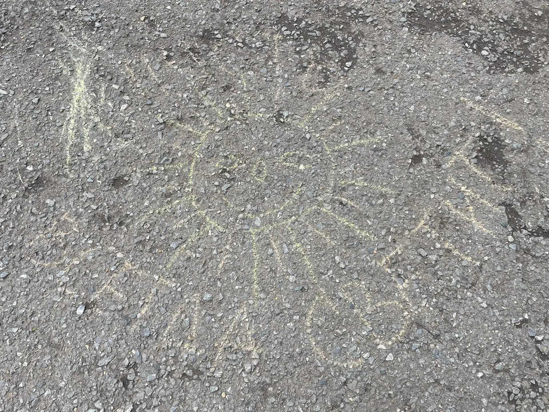 Солнце на асфальте ☀️🖍️

«Пусть всегда будет солнце!» — именно об этом сегодня рисовали наши ребята