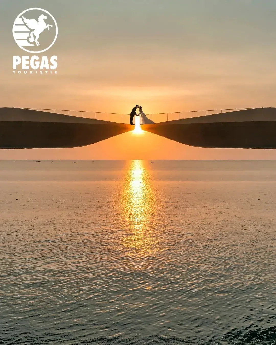 👩‍❤️‍💋‍👨 На юге острова Фукуок во Вьетнаме, в районе Sunset Town (Закат Таун), раски...