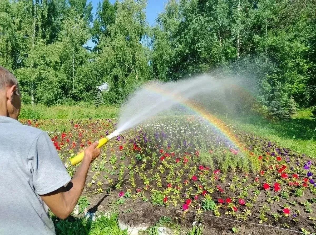 Как рождается радуга на приокских улицах...

В жаркое время работники дорожных служб не просто полив