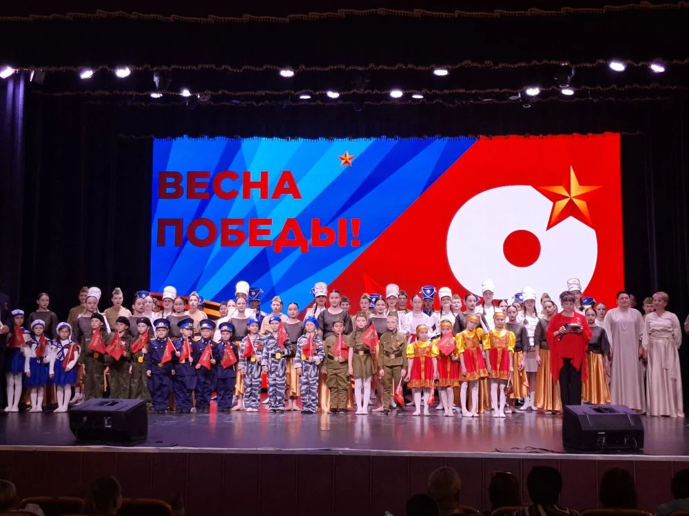 🎤 На сцене — наш «Родничок»!