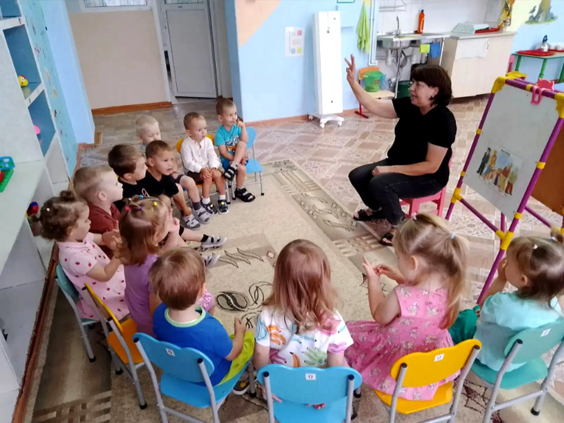 В первой младшей группе «Солнечные лучики» прошла беседа на тему «Моя семья». 🌞