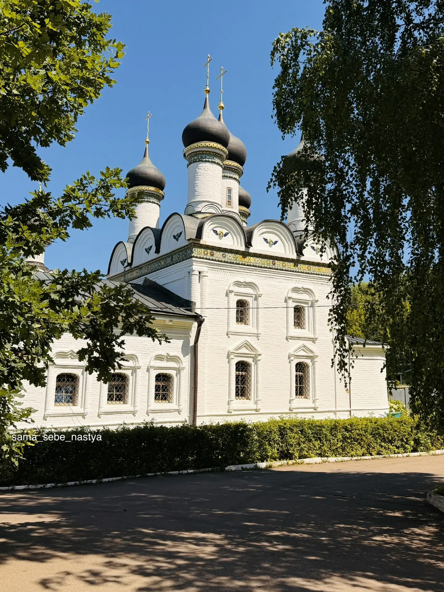 Всем доброго дня из усадьбы Братцево!❤️

Сегодня приехала сюда, чтобы пройтись по дорожкам перед зав
