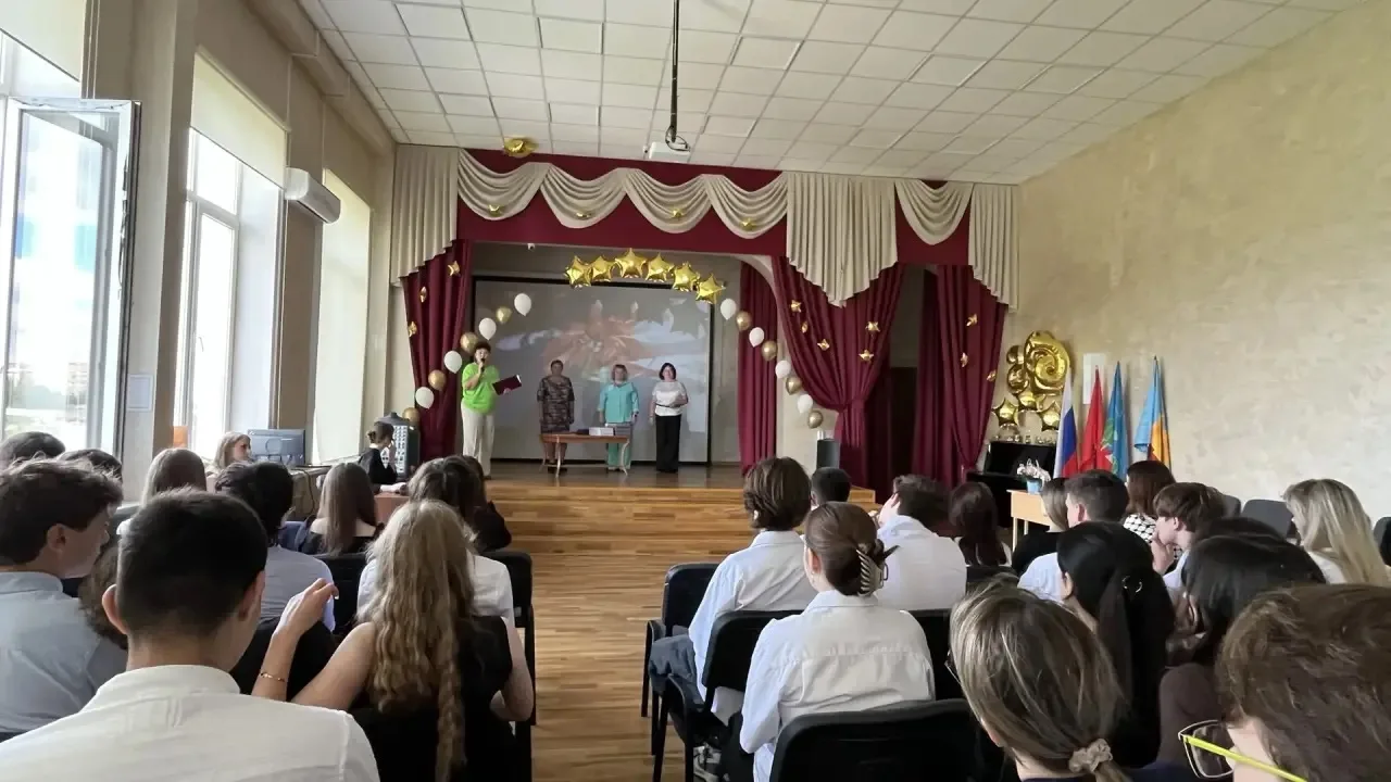 Торжественное вручение аттестатов выпускникам 9-х классов!🎓📜

Вчера  в нашей школе прошло знаменат