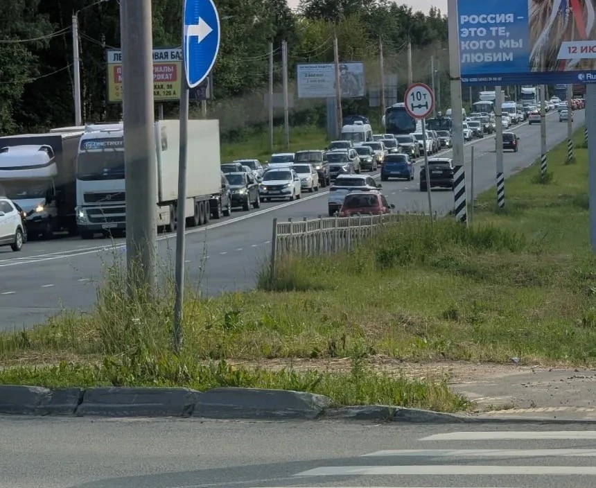 КОСТРОМСКОЕ ЗАВОЛЖЬЕ ВСТАЛО В ПРОБКУ

На улице Магистральной произошла авария, а на выезде из города