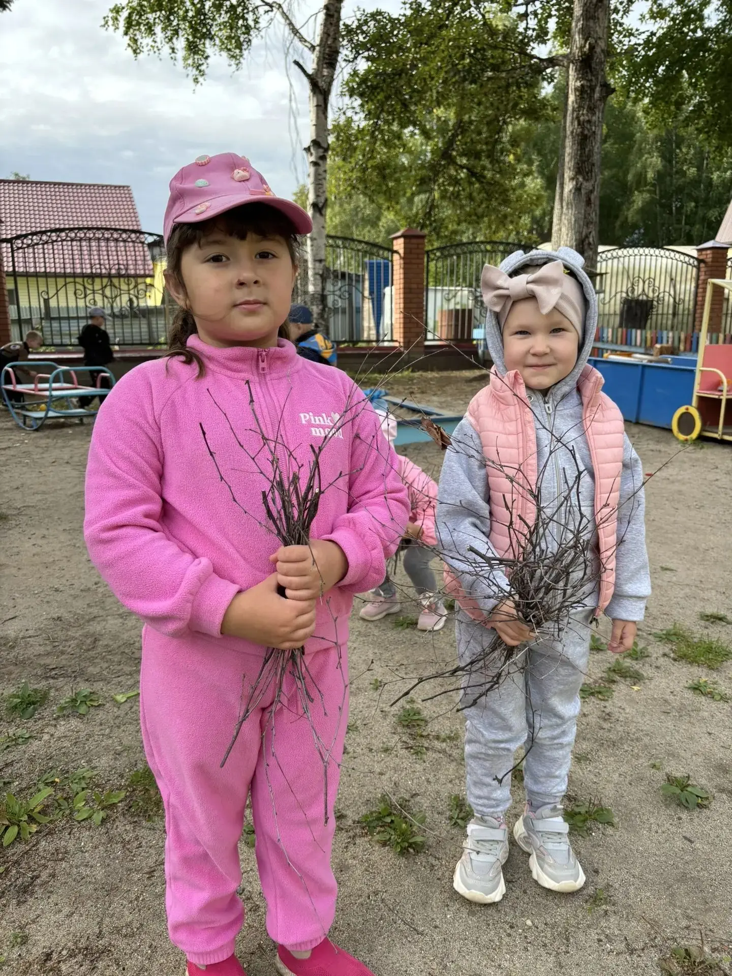 Дети группы "Вишенка" дружно навели порядок на своём участке: собрали все сухие ветки и...