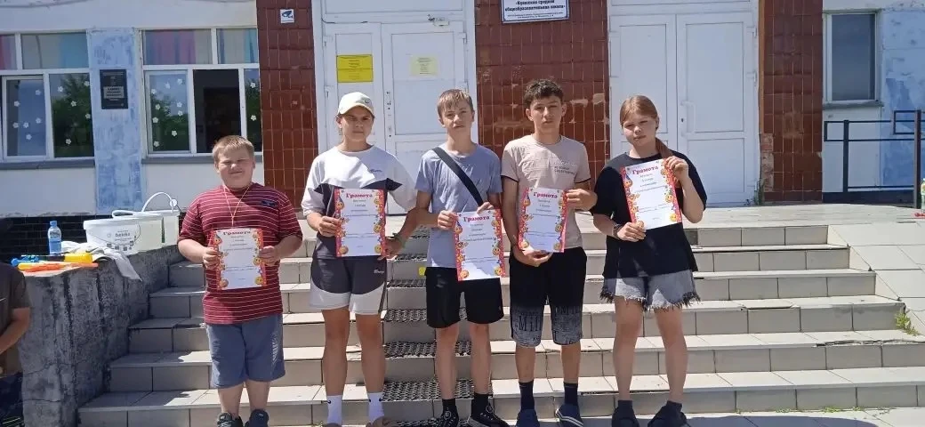 Закрытие лагеря дневного пребывания «Волшебная страна». Вручили каждому отряду грамоты!