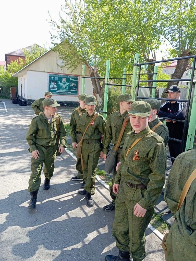 🇷🇺 8В: День учебных сборов — уже не дети, но ещё не солдаты 😅   Чему учились: 🔫 Автомат Калашникова.