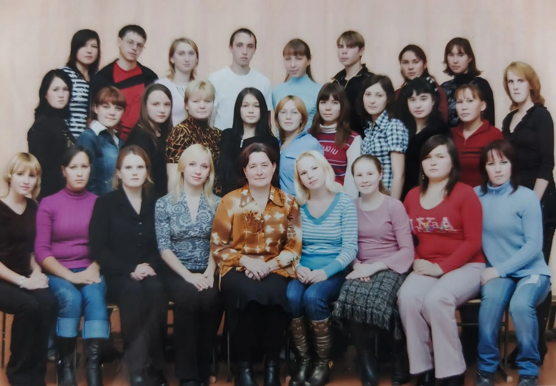 Полякова (Чешина) Лариса Владимировна, окончила Оршанский педагогический колледж в 2009 году и пришл