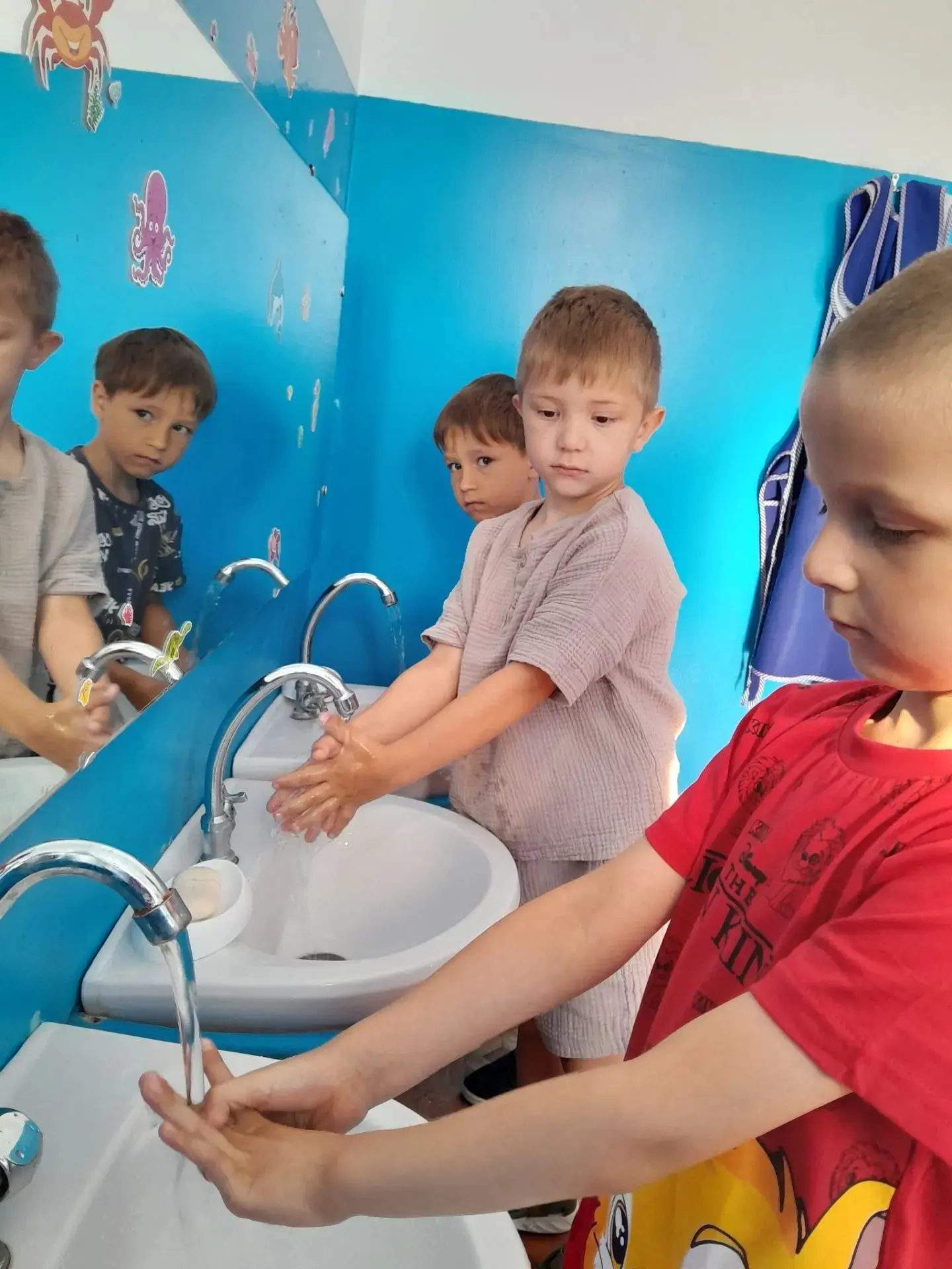 В садике "Светлячок" для старших групп устроили танцевальный флешмоб в честь Дня здоровья. Это было 