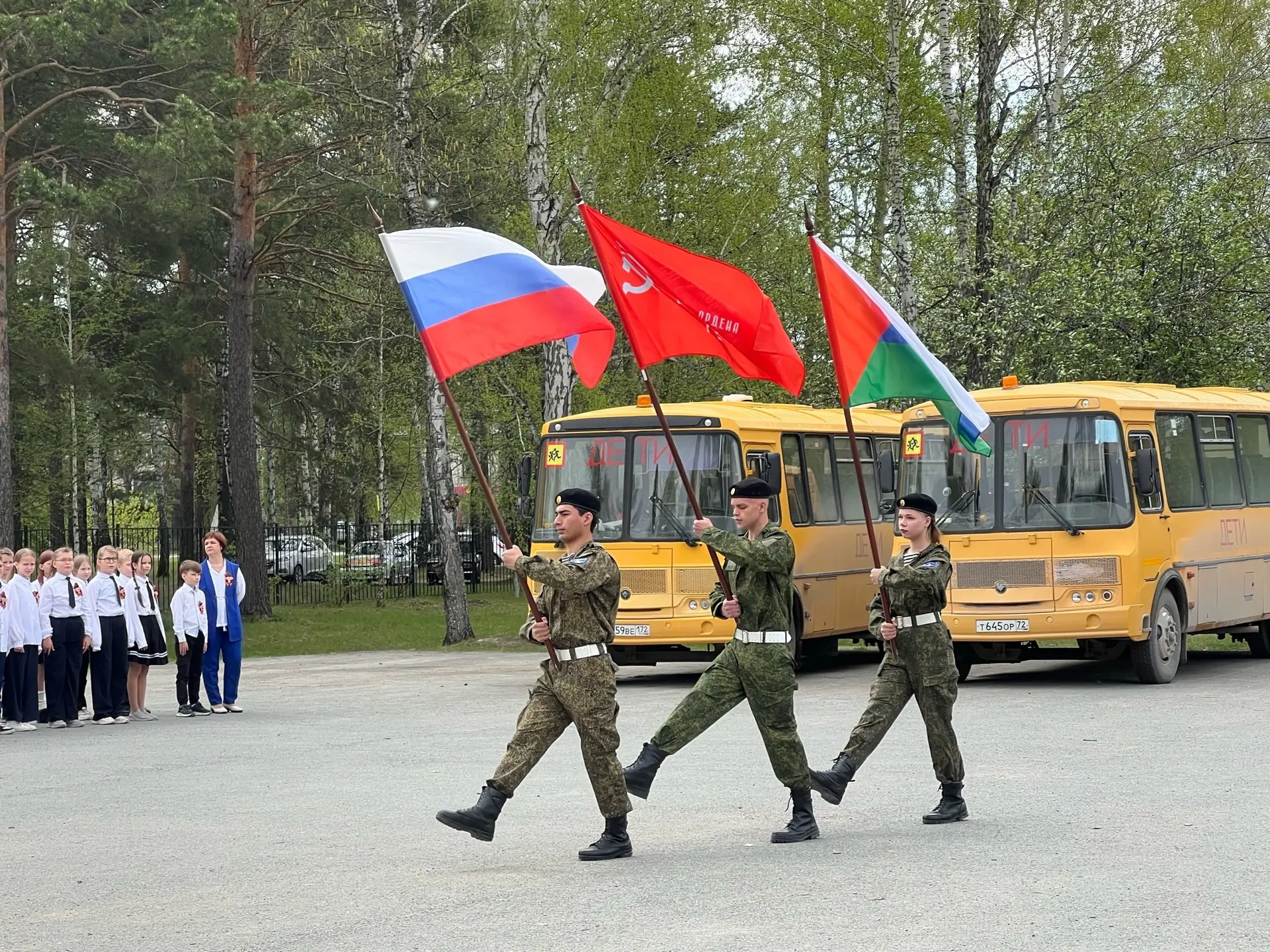 В нашей школе прошёл традиционный смотр строя и песни, посвящённый памяти героев и воспитанию патрио