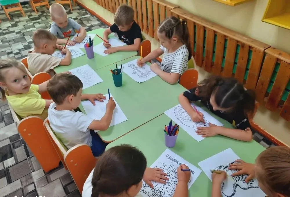 В старшей разновозрастной группе прошла выставка рисунков «День России». Она проводилась с целью фор