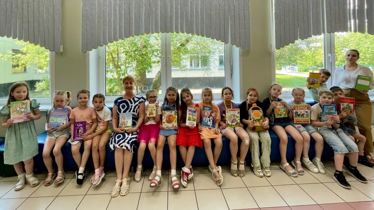 Читать – это стильно! 📚  ❤️ Вчера в школе прошла тематическая пятница, посвященная любимым книгам.  