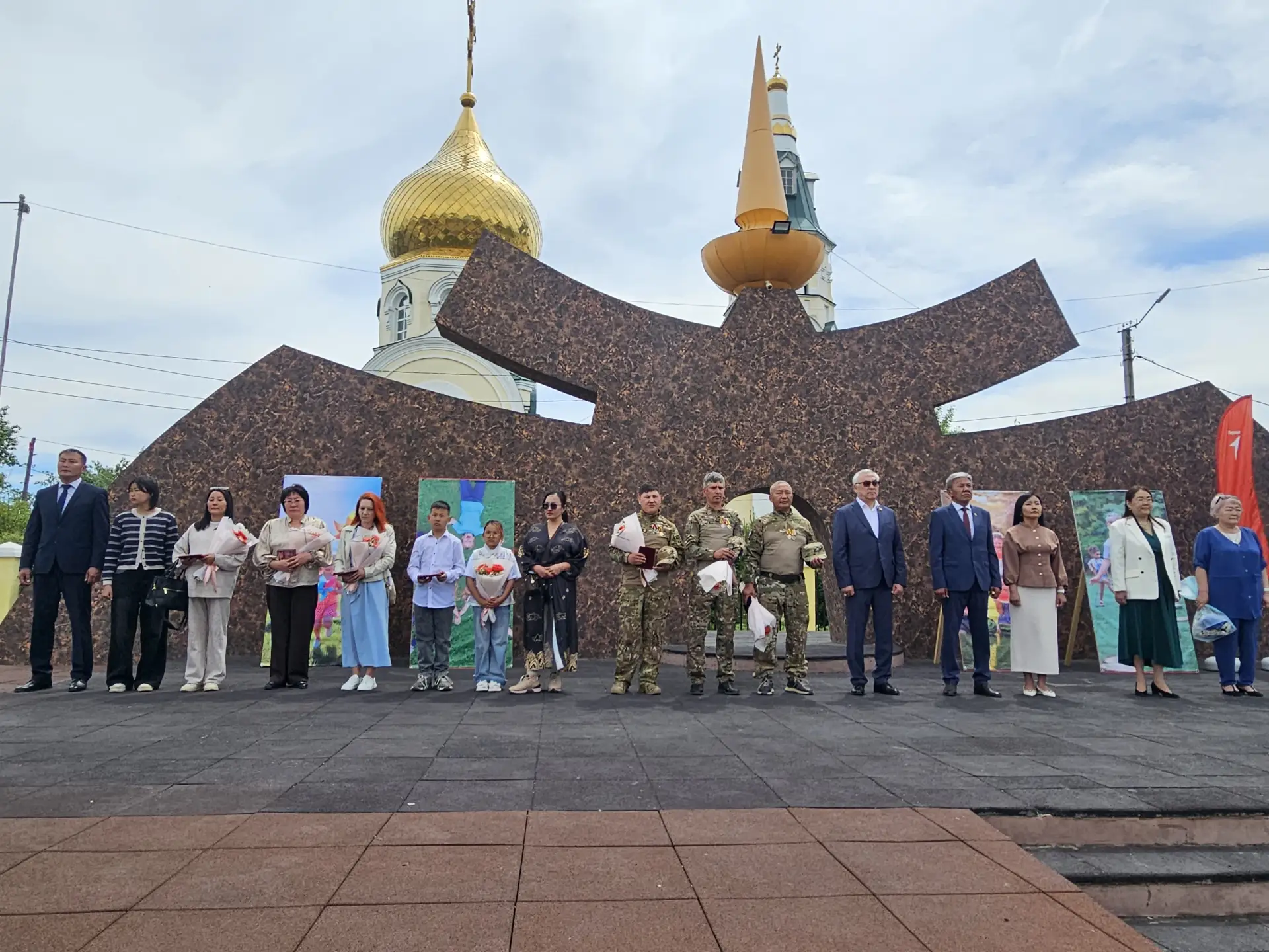 На центральной площади поселка Агинское прошло торжественное мероприятие в честь Дня России

12 июня