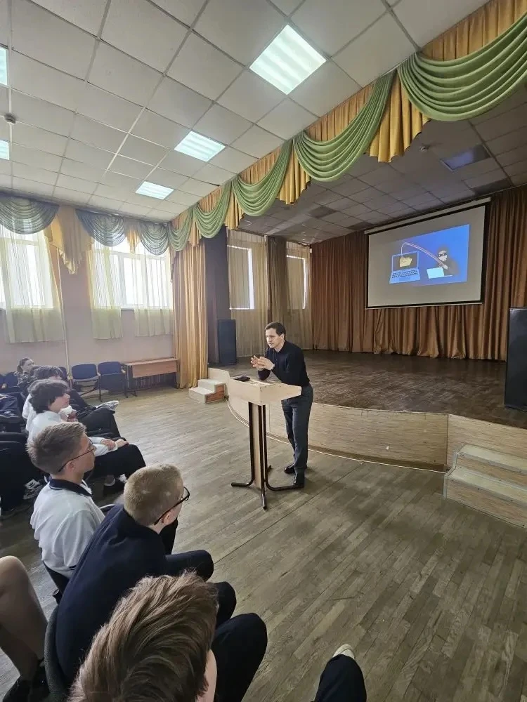 «Как не стать жертвой мошенников в интернете?» — эту тему сегодня разобрали с учениками...