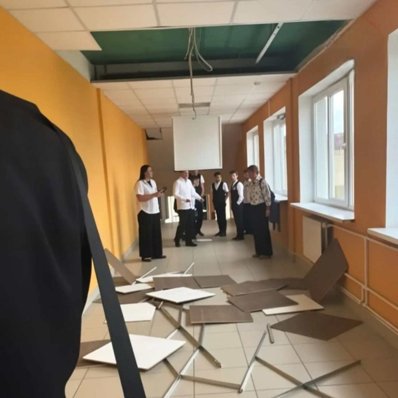 нампишут В школе "Экотех" из-за сквозняка обвалились панели подвесного потолка.