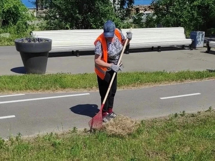 Сотрудники АО “Озеленитель” убирают пешеходные зоны на улицах, в парках и скверах в Кро...
