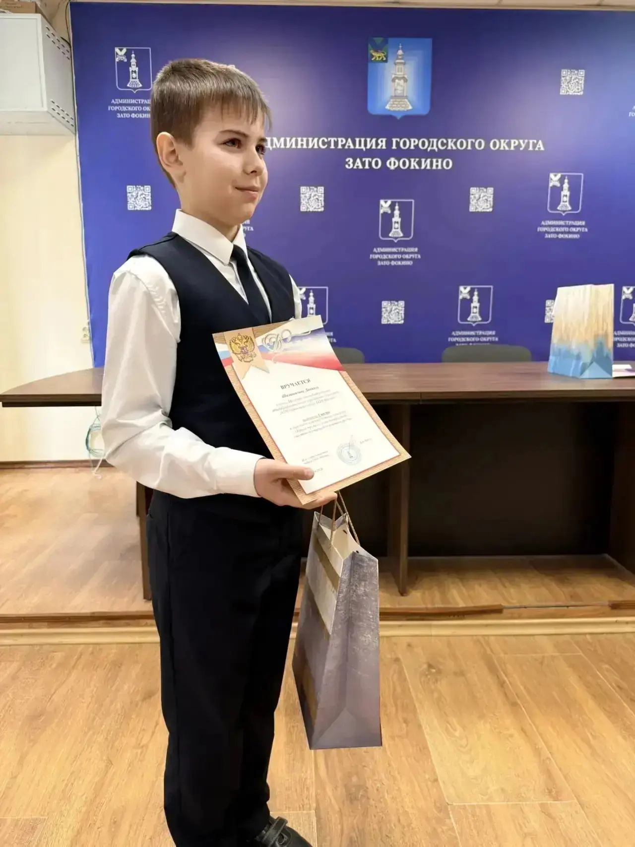 🎨 В администрации ГО ЗАТО Фокино наградили юных художников – победителей конкурса «Охрана труда глаз
