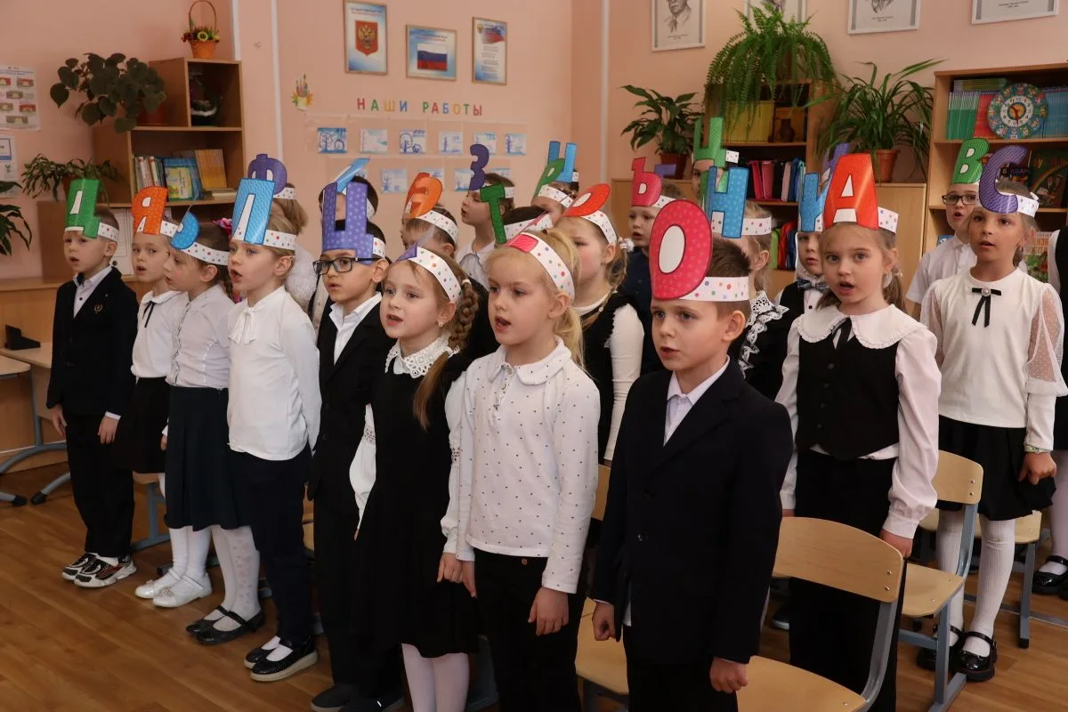 🎉 Страница «Азбуки» перевернута! В наших первых классах прошли трогательные праздники «Прощание с Аз