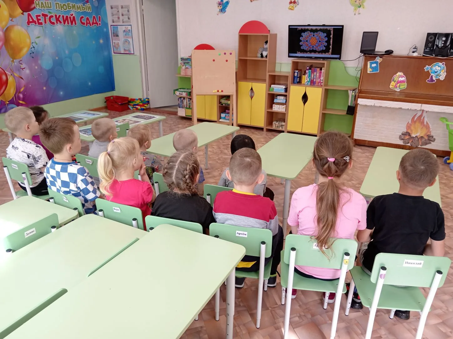 Сегодня мы с детьми познакомились с новым народом БУРЯТЫ. Живут они у самого большого  ...