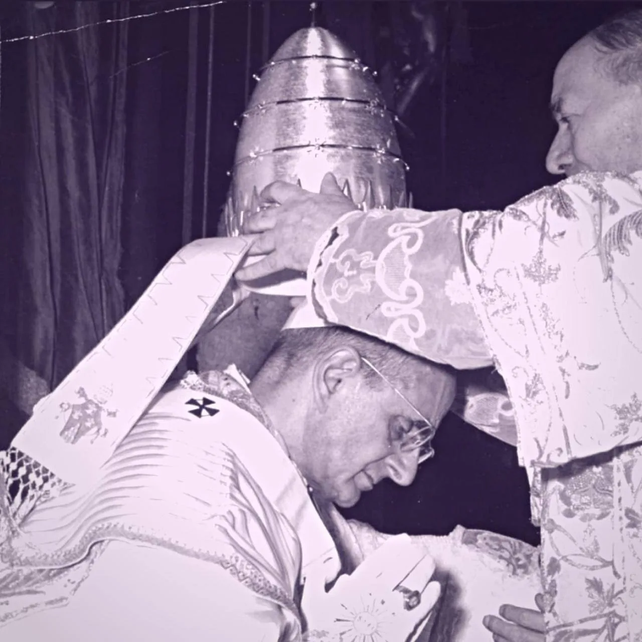Папская корона, или тиара, возлагаемая на голову Папы в 1963 году. Павел VI, изображённый здесь, был