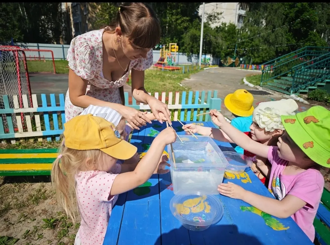 Наши маленькие исследователи группы «Родничок» провели незабываемый день на улице! Мы организовали у